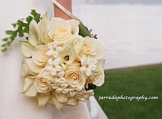 callas roses and stephanotis